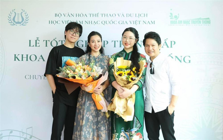 hị Hoa chia sẻ, với điểm thi tốt nghiệp THPT 2024 ấn tượng (Văn 9,25; Toán 7,4; Tiếng Trung 10), Thảo Nguyên quyết định học song song tại Học viện Ngoại giao và Học viện Âm nhạc Quốc gia Việt Nam. Chị cho biết con gái chọn khoa Quan hệ quốc tế vì phù hợp với lĩnh vực âm nhạc truyền thống mà Thảo Nguyên theo đuổi.