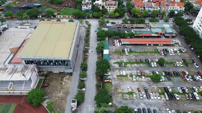 UBND phường đã đề xuất UBND quận cấp phép trông giữ ô tô tạm thời tại các ô đất chậm triển khai. Bởi lẽ, nhu cầu trông giữ phương tiện ô tô tại khu vực rất lớn, chỉ riêng 12 tòa HH đã có trên 2.000 ô tô, nhưng người dân không có chỗ gửi.