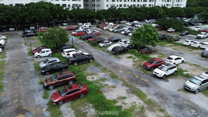 UBND phường Hoàng Liệt cho biết, trên địa bàn phường có 16 bãi xe "lậu". Đó là chưa kể vài chục bãi xe tại các tòa chung cư do các Ban quản trị phối hợp với các đơn vị tổ chức trông giữ.