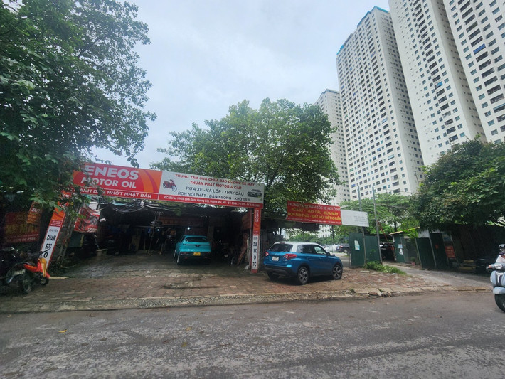 Cạnh đó, có ô đất quy hoạch là bãi xe thông minh 9 tầng. Trong đó, 7 tầng nổi trông xe và 2 tầng thương mại. Tuy nhiên, hàng chục năm qua, chủ đầu tư không triển khai xây dựng mà mọc lên bãi xe trái phép, phần mặt tiền thì cho thuê làm các gara ô tô.