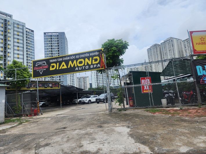 Như Báo Tiền Phong đã thông tin, tại phường Hoàng Liệt (quận Hoàng Mai, Hà Nội), hàng loạt các ô đất dự án chậm triển khai mọc lên các bãi gửi xe trái phép, nhà hàng, quán nhậu, gara ô tô. Cụ thể, tại khu vực Khu đô thị Tây Nam Linh Đàm có 3 ô đất dự án chậm triển khai tuy nhiên khoảng 1 năm trở lại đây đã "mọc" lên tổ hợp bãi xe trái phép, quán nhậu...