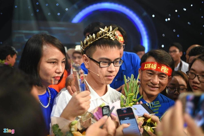 rần Thế Trung (THPT chuyên Phan Bội Châu) là học sinh đầu tiên của tỉnh Nghệ An vô địch Đường lên đỉnh Olympia. Gần một năm sau đó, tại kỳ thi tốt nghiệp THPT 2020, chàng trai đạt điểm cao với Lịch sử 9, Địa lý và GDCD đều trên 9. Riêng bài thi Ngoại ngữ (Tiếng Anh), cậu được miễn do có chứng chỉ IELTS 8.0. Ảnh: Duy Hiệu.