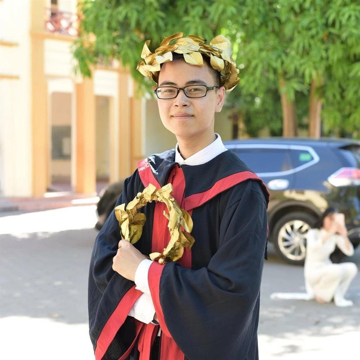 ính đến nay, Thế Trung là nhà vô địch Olympia duy nhất không đi du học. Tuy vậy, cậu vẫn nhận được học bổng 35.000 USD. Trước đó, khi không thể sang Australia học như dự định ban đầu, Thế Trung có khoảng 3 tháng học online theo chương trình của Đại học Kỹ thuật Swinburne nhưng dừng lại vì cảm thấy không phù hợp. Chàng trai Nghệ An hiện theo học chuyên ngành Thiết kế ứng dụng sáng tạo tại Đại học RMIT Việt Nam (Hà Nội). Cậu cũng hứng thú với công việc trọng tài và tìm hiểu luật bóng rổ quốc tế, đồng thời đam mê viết thư pháp, học tiếng Trung. Ảnh: Trần Thế Trung.