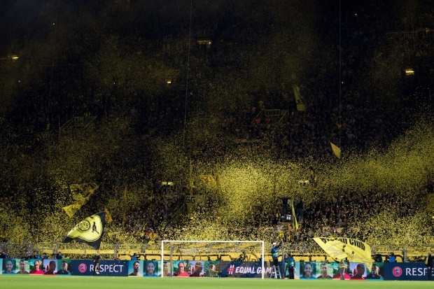 3. Giống như Bayern Munich, ba trận sân nhà đầu tiên của Dortmund trong năm nay đều diễn ra với số lượng khán giả hạn chế do Covid-19. Chỉ 750 người được tham dự trận đầu tiên của họ trong năm 2022. Nhưng sau tất cả, trung bình mỗi trận có đến 62.894 người đến sân bóng với sức chứa 81.365 chỗ này.