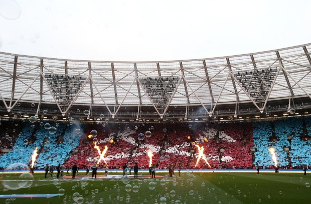 4. West Ham không phải một CLB hùng mạnh nên sự hiện diện của họ ở vị trí số 4 là cực kỳ bất ngờ. Cổ động viên "The Hammer" vẫn gần như lấp đầy sân vận động London với sức chứa 62.500 chỗ. Lượng khán giả trung bình đến sân là 61.118 người năm 2022.