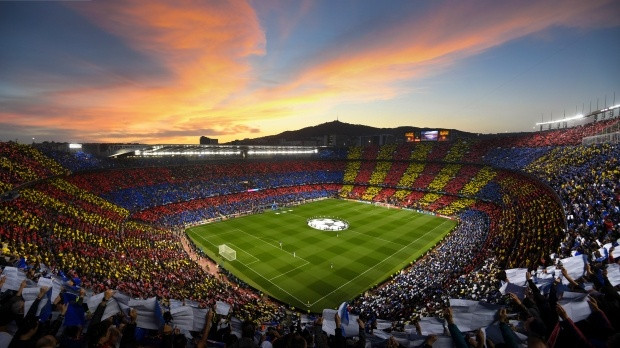 2. Barcelona là đội bóng Tây Ban Nha duy nhất có tên trong danh sách này vì Real Madrid phải thi đấu phần lớn thời gian trong tình trạng sức chứa sân Bernabeu bị giảm sút do cải tạo. Sân Camp Nou với sức chứa lên đến 99.354 chỗ đã đón trung bình 71.564 lượt khách đến mỗi trận.