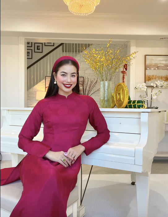 Đây cũng không phải lần đầu Hoa hậu Hoàn vũ Việt Nam 2015 diện trang phục áo dài duyên dáng trong dịp Tết đến xuân về. (Ảnh: FBNV)