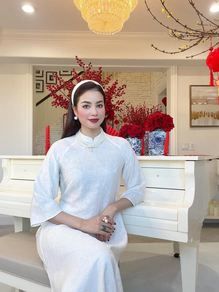 Mới đây, Hoa hậu Phạm Hương bất ngờ đăng tải hình ảnh mặc áo dài trắng tinh khôi, đeo trang sang trọng tạo dáng tại biệt thự ở Mỹ. Đi kèm với bức ảnh này, người đẹp gốc Hải Phòng viết dòng chú thích ngắn gọn: "Tết". Nhan sắc xinh đẹp, quyến rũ của bà mẹ hai con ngay sau đó nhận được nhiều lời khen ngợi từ cộng đồng yêu nhan sắc: "Xinh đẹp đằm tắm"; "Hoa hậu Phạm Hương đẹp đầy mê hoặc"; "Nhìn chị giống như tiểu thư thời xưa"... (Ảnh: FBNV)