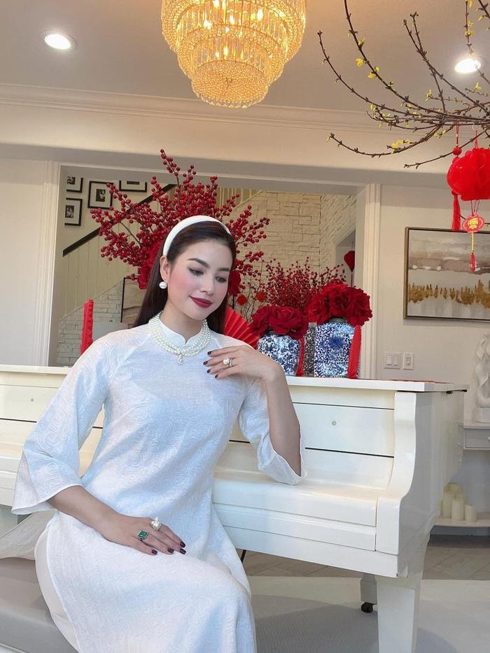 Nhan sắc xinh đẹp đầy mê hoặc của Hoa hậu Phạm Hương khi diện áo dài đón Tết ở trời Tây. Bà mẹ hai con ngay sau đó nhận được nhiều lời khen ngợi từ cộng đồng yêu nhan sắc. (Ảnh: FBNV)