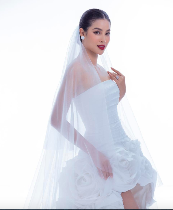 Dù trải qua hai lần sinh nở nhưng Hoa hậu Phạm Hương vẫn giữ được vóc dáng thon gọn, gợi cảm. (Ảnh: FBNV)