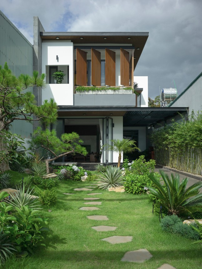 Nắng House nằm ở Pleiku, Gia Lai - một tỉnh vùng cao ở phía Bắc Tây Nguyên, nơi có khí hậu trong lành và mát mẻ. Ngôi nhà là nơi sinh sống của 1 gia đình gồm vợ chồng và 2 con nhỏ. Đây không chỉ là một ngôi nhà để ở, mà nó còn là nơi để trốn khỏi những mệt mỏi của cuộc sống hàng ngày của vợ chồng gia chủ.