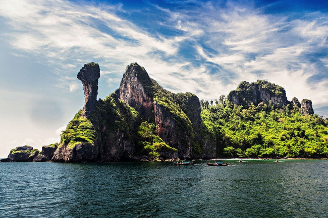Đảo gà ở Thái Lan: Đó chính là đảo Koh Kai, được người dân địa phương "đánh vần" là Koh Gai. Nó cũng có tên gọi khác là Koh Hua Khawan hoặc Koh Poda Nok. Đây là một hòn đảo nằm trong nhóm đảo Poda cách Ao Nang trên dưới 8km thuộc tỉnh Krabi.