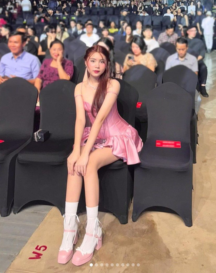 Trang phục giúp Hạt Dẻ cực kỳ nổi bật giữa sự kiện, từ cách kết hợp trang điểm, làm tóc đều rất hài hòa, tạo thành tổng thể thống nhất. Song có lẽ chiếc váy quá ngắn nên cô bé có một chút lúng túng, liên tục ngồi chéo chân hoặc dùng tay che chắn.