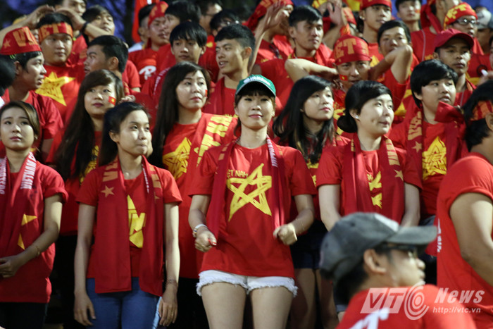 Trong VFS không thiếu những cô nàng xinh xắn, luôn cháy hết hình vì đội bóng họ yêu mến. Ảnh: Quang Minh.