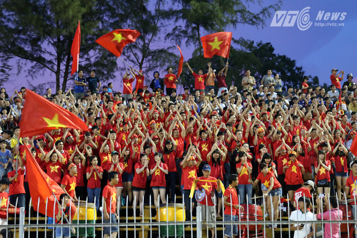 Họ là những thành viên của Hội CĐV Việt Nam (VFS) có phong cách cổ vũ chuyên nghiệp nhất hiện nay ở Việt Nam. Ảnh: Quang Minh.