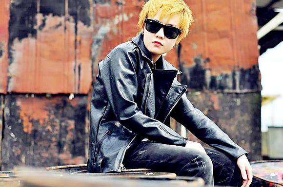 Sở hữu vẻ ngoài nam tính, nhưng Bi Bảo lại có chất giọng ấm áp. Hình ảnh Bi Bảo với phong cách thời trang và mái tóc nhuộm vàng cũng được rất nhiều fan hâm mộ.