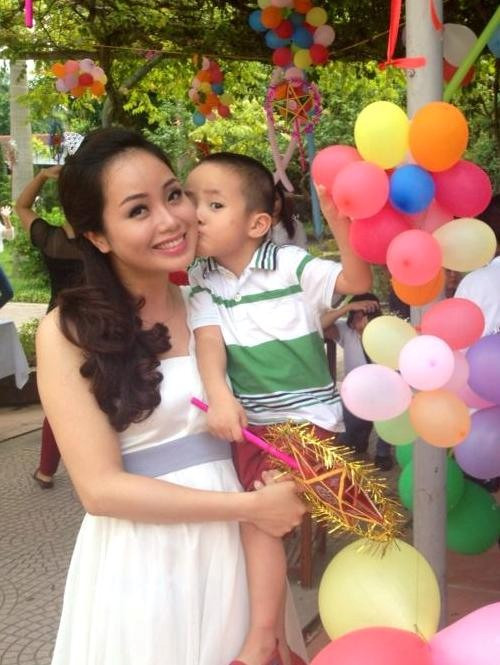 Công việc của một phóng viên truyền hình và người dẫn chương trình rất vất vả, tốn thời gian, công sức song đây lại là niềm đam mê của cô gái này. Hình ảnh đời thường được BTV Bích Hường chia sẻ trên trang cá nhân.