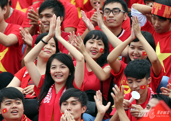 Họ tạo nên một màu đỏ rực trên khán đài sân Cần Thơ cùng phong cách cổ vũ chuyên nghiệp.
