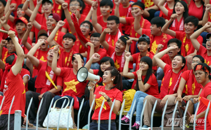 Những fan trung thành của U19 HAGL Arsenal JMG đã tới và gào thét từ trước khi bóng lăn.