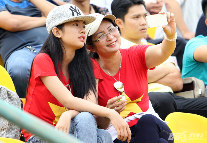 Và cũng rất yêu bóng đá.