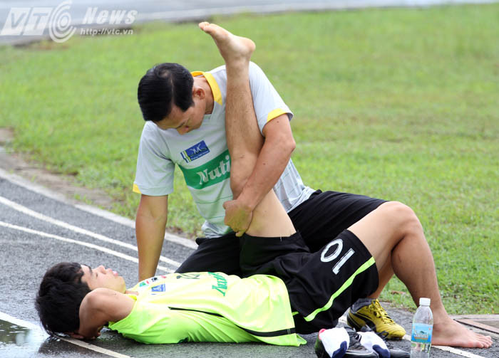 'Là người được giáo dục, tôi nghĩ mình đủ khả năng để vượt qua cám dỗ, sa ngã'. Câu trả lời của Công Phượng từng khiến nhiều người ngạc nhiên. Bởi họ từng mặc nhiên suy nghĩ lứa U19 HAGL Arsenal JMG giống những cậu học sinh sống trong môi trường 'vô trùng' hơn là học cách đối đáp lại người ngoài. Ảnh: Nhạc Dương.