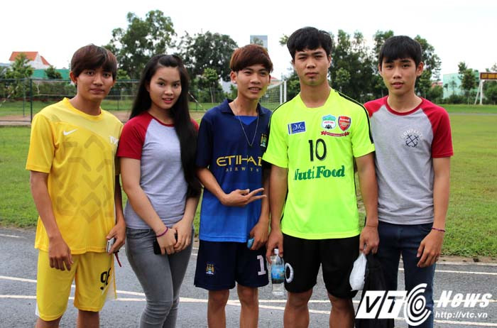 Những ngôi sao nhỏ bình dị cần những người hâm mộ bình dị. Sự gần gũi của Công Phượng nói riêng và U19 HAGL Arsenal JMG nói chung chính là điều mang lại sức cuốn hút cho công chúng. Ảnh: Quang Minh.