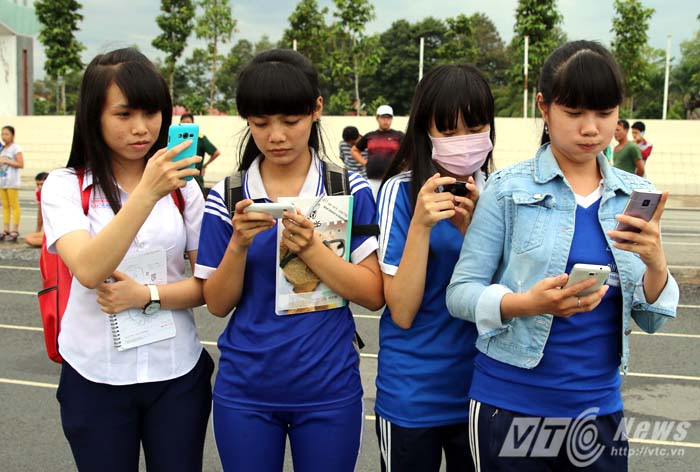 Hi vọng tình yêu của người hâm mộ không phải là thứ tâm lý đám đông. Các cầu thủ trẻ cần rất nhiều động lực trong thời điểm bóng đá Việt Nam đang xuống dốc như hiện tại. Ảnh: Quang Minh.