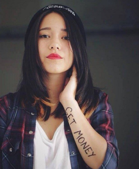 Phong cách bụi phủi cá tính của Klaudia khiến nhiều bạn trẻ trên mạng xã hội thích thú. Ảnh: FBNV.