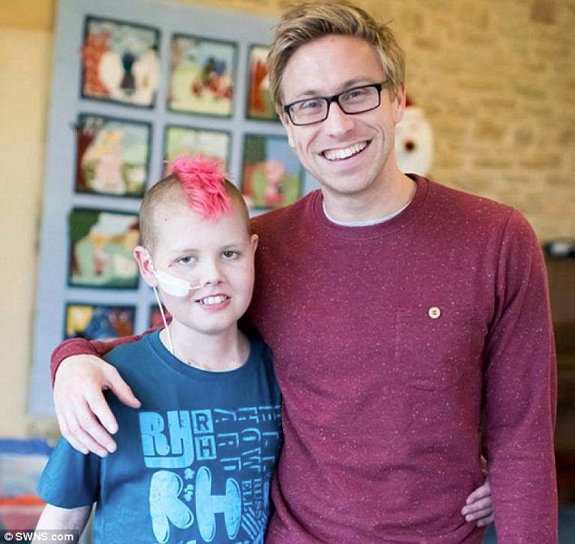 Deryn (ảnh chụp chung với diễn viên hài Russell Howard) được chẩn đoán mắc bệnh bạch cầu khi lên 10 và phát triển tế bào Langerhan Sarcoma hiếm 2 năm sau đó.
