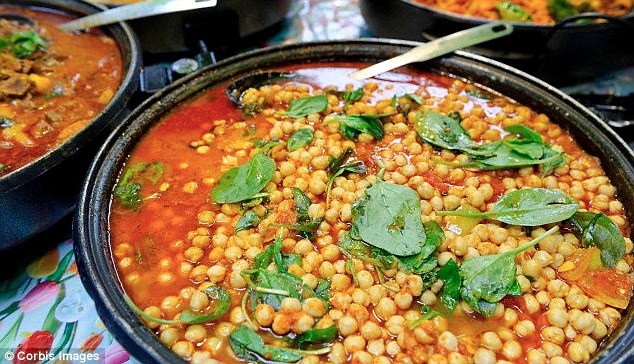 Họ cho những con chuột có khối u sử dụng 2 viên nang mỗi ngày và cho một nhóm khác ăn chế độ có cà ri hàng ngày. Trong 4 tháng, họ theo dõi sự phát triển của khối u, và thấy rằng chế độ ăn cà ri không có tác dụng.