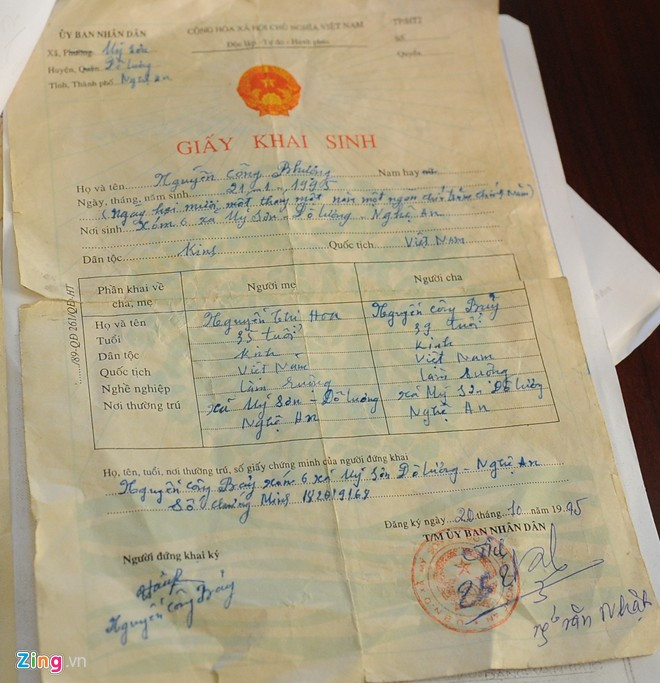 Giấy khai sinh bản gốc cấp ngày 20/10/1995 của Công Phượng thiếu mục "Số" và "Quyển" nên phải tiến hành làm lại bản mới năm 2010. Sau khi thi đậu vào Học viện HAGL Arsenal-JMG năm 2007, Phượng tiếp tục theo học văn hóa từ lớp 6 đến hết lớp 12 và hiện tại đang là sinh viên năm nhất của ĐH Sư phạm TDTT TP HCM. Kết luận cuối cùng của ban thanh tra là Công Phượng đúng 19 tuổi và sinh ngày 21/1/1995.