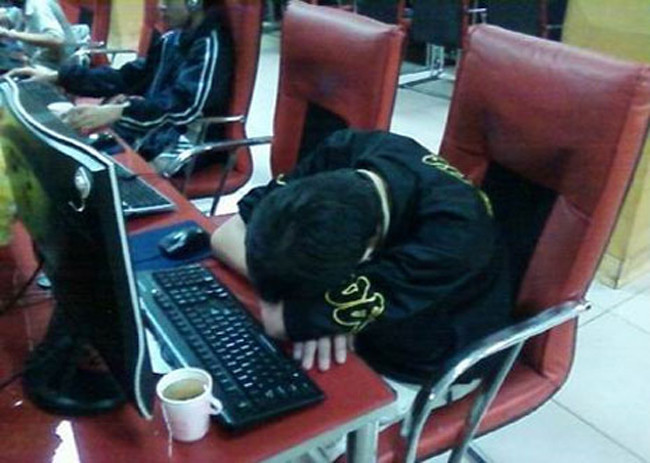 Gục ngay tại trận.