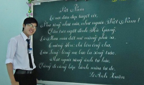 Thầy Lê văn Thiệu sinh năm 1990, giáo viên trường tiểu học Bình Thạnh, huyện Mộc Hoá, tỉnh Long An, là thầy giáo dạy mỹ thuật nhưng lại có tài viết chữ đẹp như in. Ảnh: Zing. :