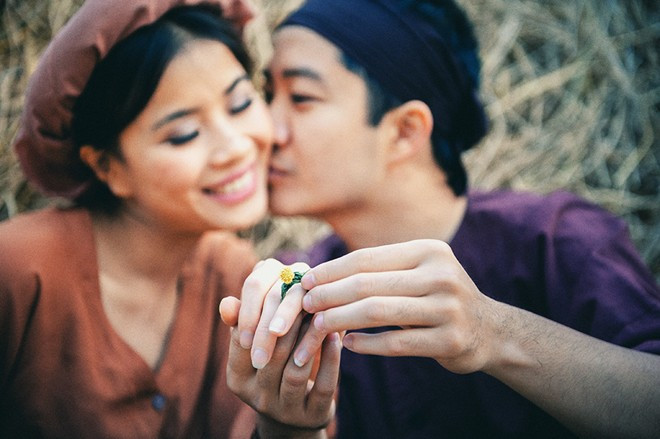 Dưới gốc rơm quê hương, họ trao cho nhau chiếc nhẫn cưới đơn sơ nhưng đậm tình.