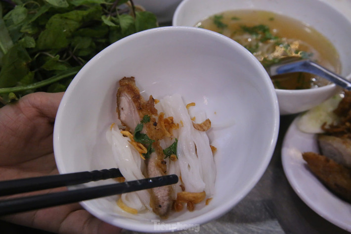 Miếng xíu được thái miếng mỏng vừa, rắc thêm hành phi thơm phức. Nước luộc gà có sẵn vị ngọt của xương hom ngấm vào từng miếng thịt xíu. Chị Bé chia sẻ bí quyết để món ăn hấp dẫn là không dùng chất phụ gia, không tạo màu. Quy trình tẩm ướp cũng rất đơn giản nhưng đảm bảo độ tươi ngon.