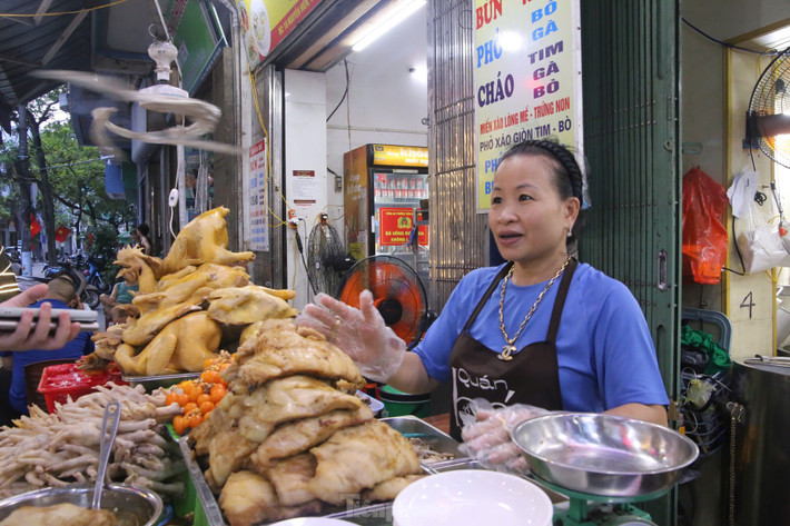 Nam Định không chỉ nổi tiếng với phở bò. Phở xíu chấm ở thành Nam cũng tấp nập khách đến ăn mỗi tối. Chị Đỗ Thị Bé - chủ Quán Bé (phố Nguyễn Hiền, TP. Nam Định) - cho biết dù chỉ mở hàng từ cuối giờ chiều, mỗi ngày quán vẫn bán hết tới hơn 50 kg thịt. Từ 19h00-20h là khoảng thời gian đông khách nhất, quán hiếm khi còn chỗ trống vào khung giờ này.