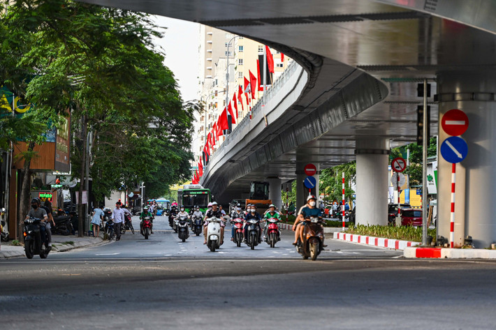 Tình trạng thông thoáng cũng được ghi nhận dưới chân cầu vượt.