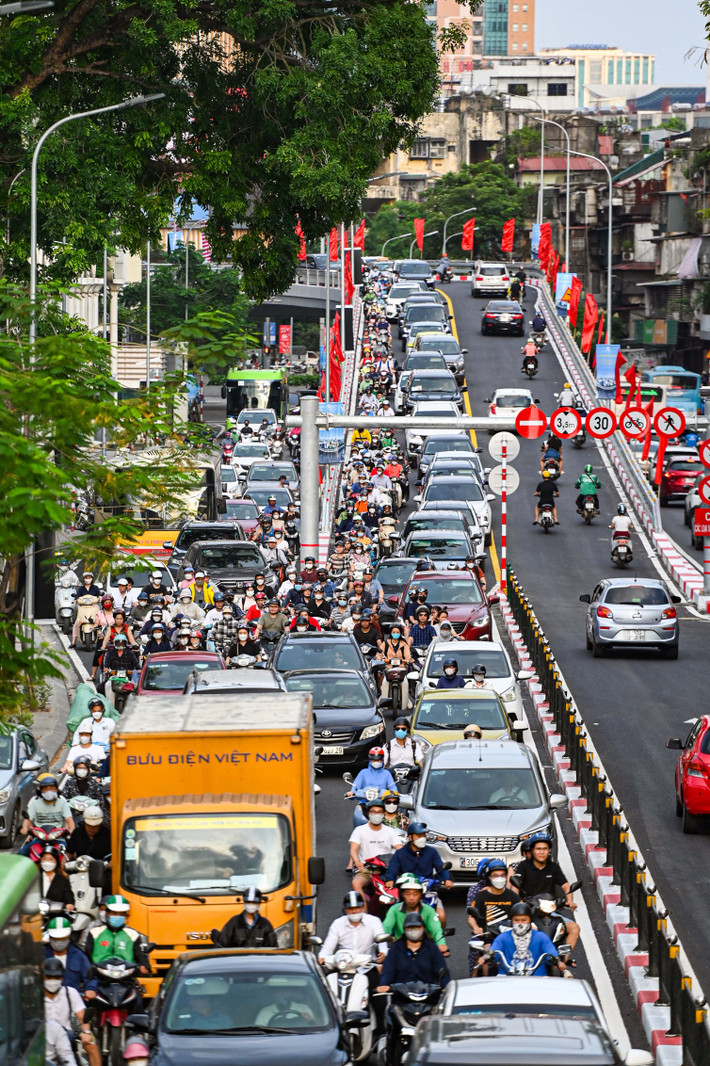Nửa ngày sau khi cầu vượt thông xe, đến khung giờ cao điểm chiều 30/6, hướng Phạm Ngọc Thạch - Chùa Bộc tái diễn cảnh ùn tắc kéo dài.