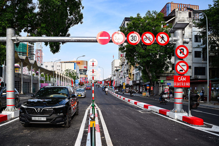 Theo thiết kế, cầu vượt thép được lắp ghép theo hình chữ C dài hơn 320 m, rộng 9 m, tổ chức giao thông hai chiều cho hai làn xe hỗn hợp. Cầu cấm xe tải, xe khách, xe thô sơ và người đi bộ.