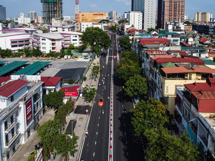 Khởi công từ tháng 11/2021, cầu vượt Chùa Bộc - Phạm Ngọc Thạch có tiến độ hoàn thành, đưa vào khai thác trong tháng 6/2022. Tuy nhiên, chủ đầu tư cho biết do ảnh hưởng của dịch Covid-19 cùng những vướng mắc trong việc di chuyển công trình ngầm nổi, vận chuyển dầm nên dự án bị kéo dài thời gian thi công.