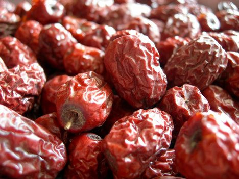 Ăn nhiều thức ăn màu đỏ có thể nuôi dưỡng máu. Táo tàu có lợi ích phong phú cho máu. Ăn 5-8 quả giữa các bữa ăn.