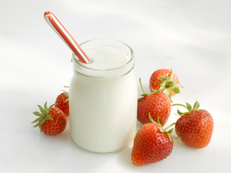 Các bé từ 9 tháng tuổi trở lên có thể sử dụng sữa chua thường vì chúng rất giàu protein và canxi, giúp bé tiêu hóa dễ dàng.