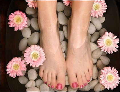 Ngâm chân vào nước nóng là một hình thức rất nhẹ nhàng và thư giãn của điều trị bằng nước. Tắm chân trong nước nóng có thể thúc đẩy kinh tuyến của cơ thể và lưu thông máu, do đó cải thiện các triệu chứng của bàn tay và bàn chân lạnh vào mùa đông.