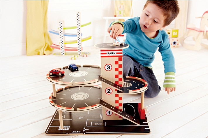Đến với Toy World, các em bé sẽ tìm thấy tất cả món đồ chơi yêu thích tại khu Đồ chơi bé trai (Boy Zone), Đồ chơi bé gái (Girl’s World), Đồ chơi điện tử (Interactive)... được sản xuất theo những quy trình nghiêm ngặt với chất lượng đạt chuẩn quốc tế.