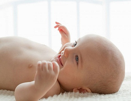 Đáp án B: Nếu nốt ruồi mịn và nhỏ hơn nửa cm, sẽ không có gì phải lo lắng. Tuy nhiên để giảm bớt mối lo, bạn có thể đến bác sĩ da liễu kiểm tra để loại trừ khả năng ung thư da và biết cách phân biệt nốt ruồi bình thường với những nguy hiểm tiềm tàng.
