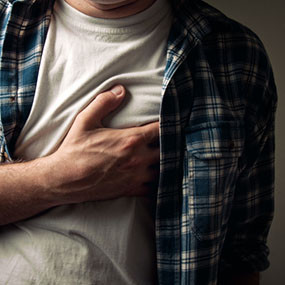 Ung thư phổi gây ra các cơn đau ở ngực, vai, lưng. Khi ung thư phổi gây đau ngực, khó chịu có thể là kết quả của các hạch bạch huyết mở rộng hoặc di căn đến lồng ngực, màng phổi (xung quanh phổi), hoặc các xương sườn.