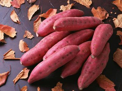 Khoai lang có đầy đủ các chất beta carotene. Các nghiên cứu ở phụ nữ tiền mãn kinh đã cho thấy tiêu thụ thực phẩm chứa beta carotene cao làm giảm nguy cơ ung thư đại tràng, vú, dạ dày và ung thư phổi xuống còn một nửa.