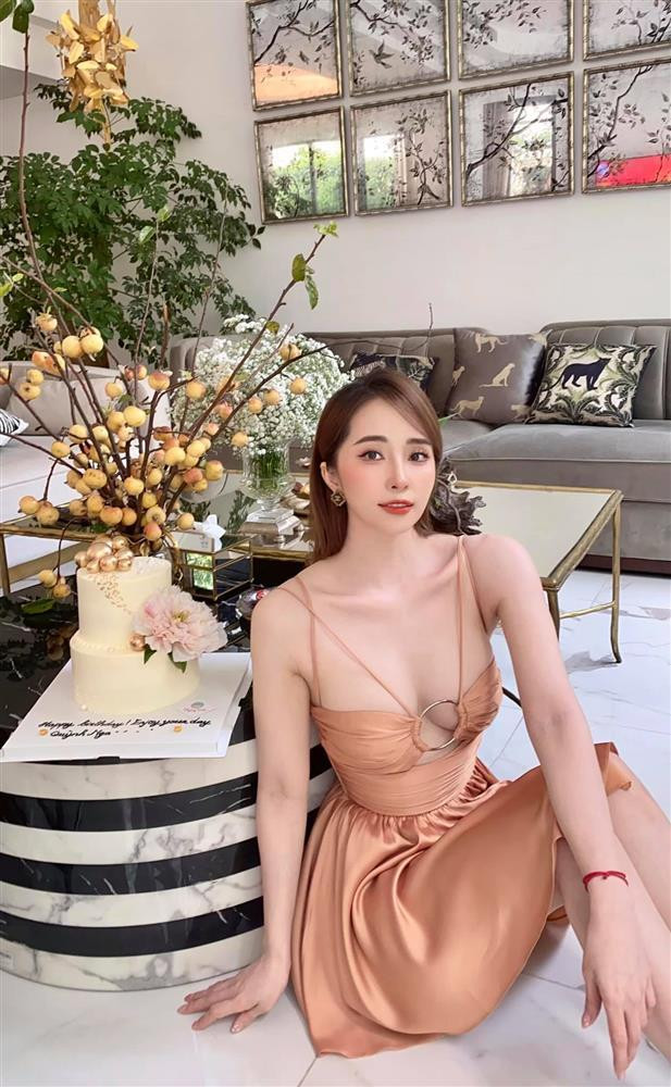 uy nhiên năm nay, nàng "cá sấu chúa" lại chia sẻ hình ảnh sexy hết nấc kỷ niệm sinh nhật một mình kèm theo một câu thả thính như một thói quen: "Nếu cảm thấy mệt quá, em cho mượn bờ vai. Thì thầm em nói nhỏ, yêu em thì không sai".
