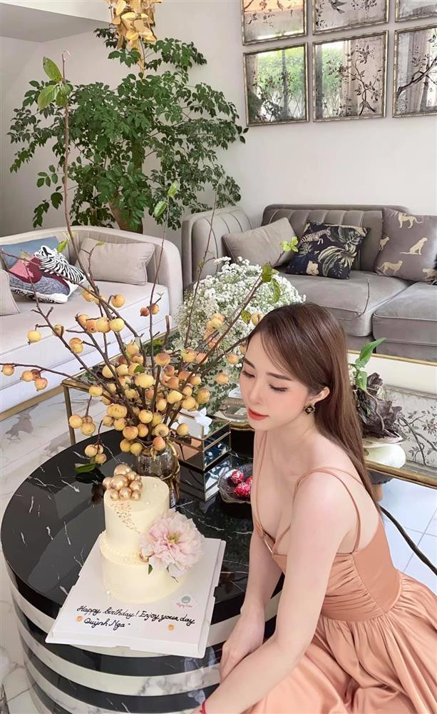 hững góc chụp khiến dân mạng không thể rời mắt khỏi vòng 1 đã được trùng tu của nữ diễn viên.