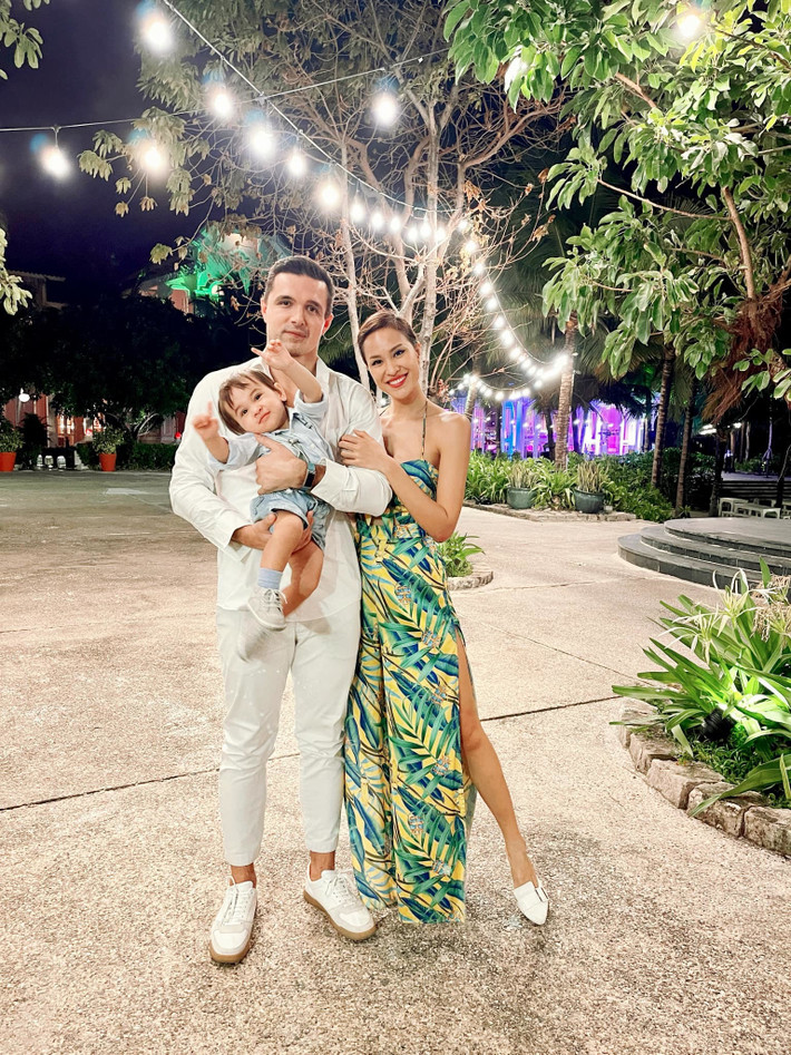 MC Phương Mai sinh năm 1990, được mệnh danh là nữ MC nóng bỏng nhất nhì showbiz Việt. Tháng 6/2019, MC Phương Mai gây bất ngờ khi kết hôn với chồng ngoại quốc, bởi trước đó nữ MC luôn giữ cá tính mạnh mẽ, độc lập và yêu cuộc sống độc thân. Cuối tháng 11/2019, MC Phương Mai hạ sinh con trai đầu lòng. Em bé có tên Ba Lan là Henryk, tên tiếng Việt là Thiên Vương.
